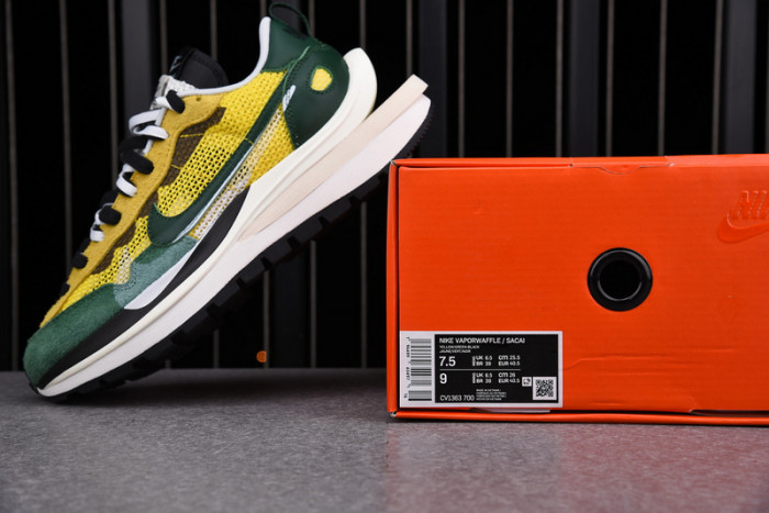 nike vaporwaffle sacai tour yellow cv1363-700