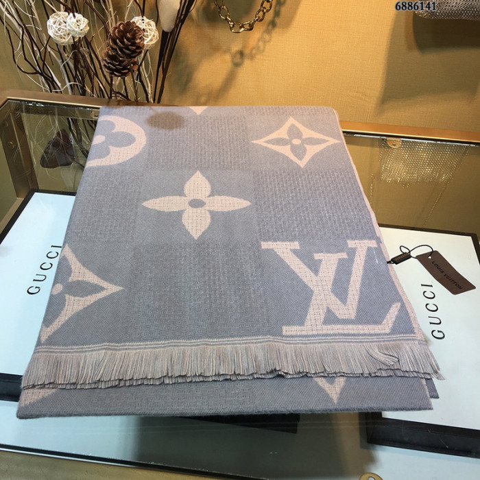 l**is V*t*n scarf