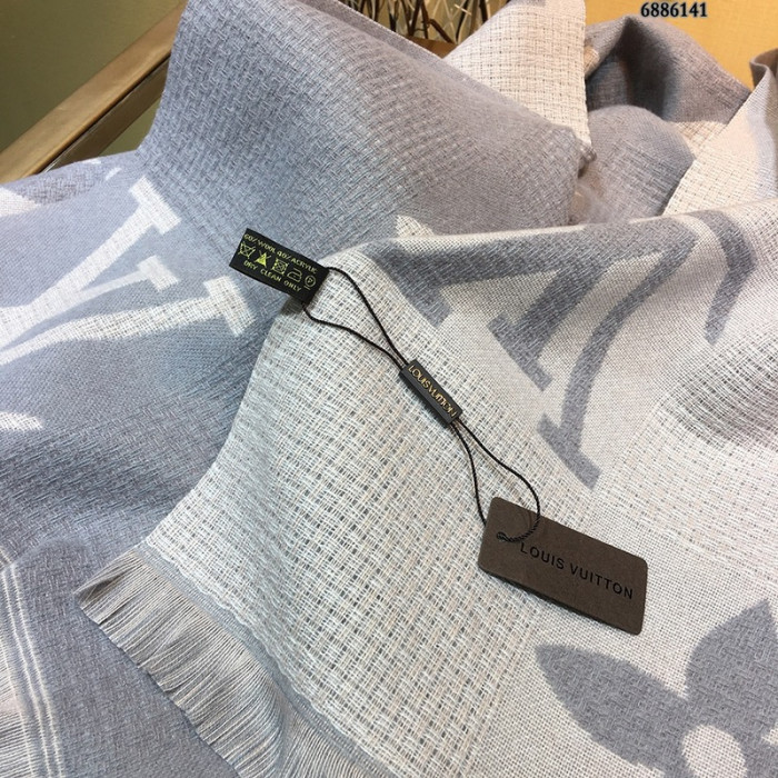 l**is V*t*n scarf