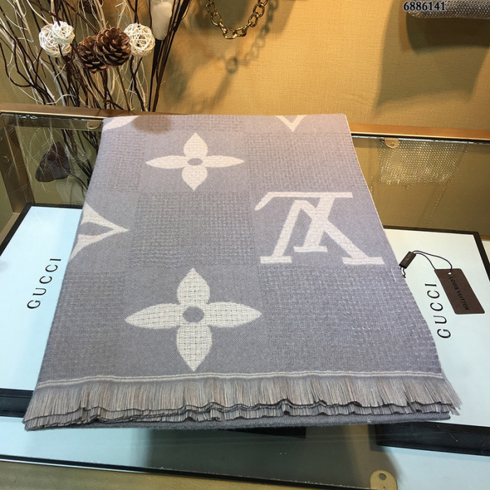 l**is V*t*n scarf