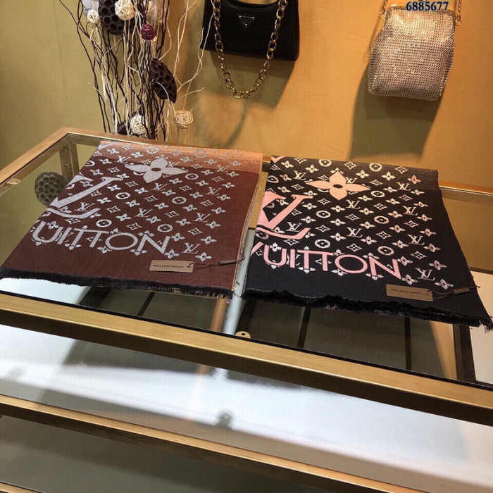 l**is V*t*n scarf